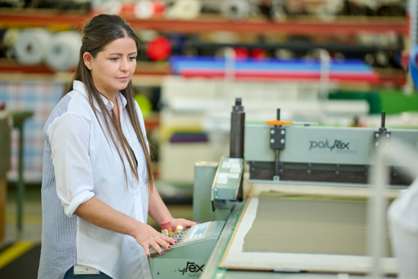 Selay bedient die Stanzmaschine