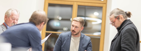 Markus Dannreuther gestikuliert im Gespräch mit Architekten