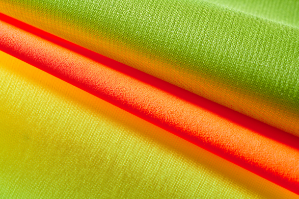 Hoher Schutz bei schlechten Lichtverhältnissen garantiert das Gewebe mit Reflexionsfunktion und hoher Sichtbarkeit von Getzner Textil.