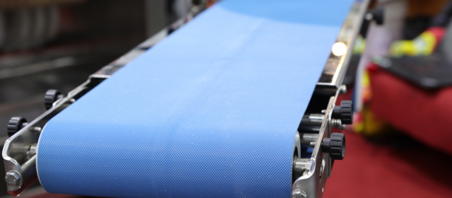 Ein Bild von Zugträgergewebe von Getzner Textil, die in industriellen Anwendungen, insbesondere auf Förderbändern, Verwendung finden.