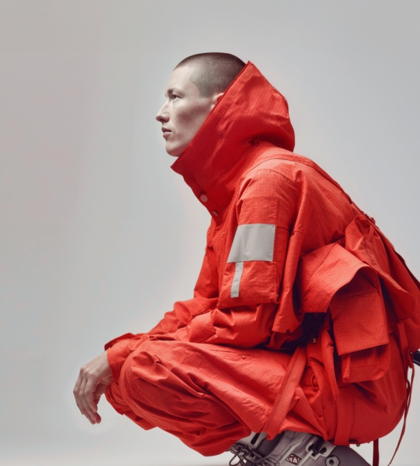 Rotes Gewebe mit reflektierenden Elementen für hohe Sichtbarkeit.