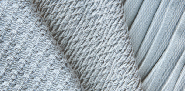 Drei Stoffmuster zeigen die Designvielfalt.