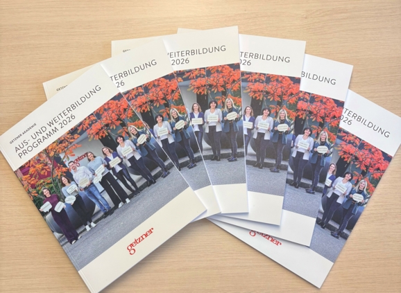 6 Broschüren des Aus-und Weiterbildungsprogramms 2026 liegen auf einem Tisch