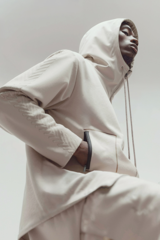 Technisches Gewebe mit Taschen und Verstärkungen als Kapuzenpullover.