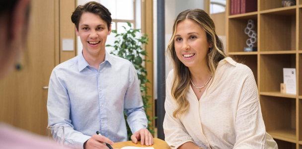 Junge Mitarbeitende im Austausch am Stehtisch.