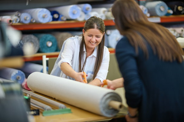 Selay und Özlem schneiden die Kollektionstoffe