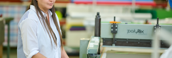 Selay bedient die Stanzmaschine