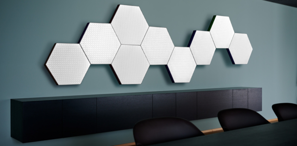 Wabenförmige Acunic-Elemente als Wandpaneele mit Hintergrundbeleuchtung.