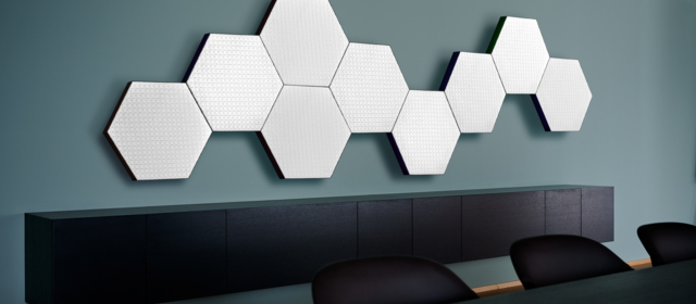Wabenförmige Acunic-Elemente als Wandpaneele mit Hintergrundbeleuchtung.