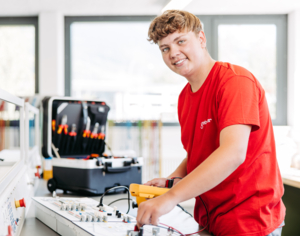 Elektrotechniklehrling am Gerät