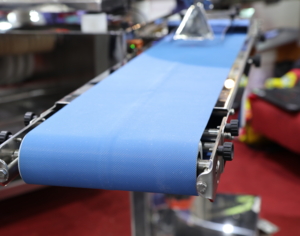 Ein Bild von Zugträgergewebe von Getzner Textil, die in industriellen Anwendungen, insbesondere auf Förderbändern, Verwendung finden.