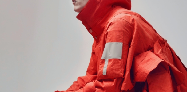 Rotes Gewebe mit reflektierenden Elementen für hohe Sichtbarkeit.