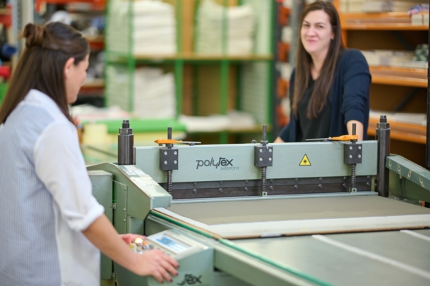 Selay und Özlem stanzen die geschnittenen Stoffe