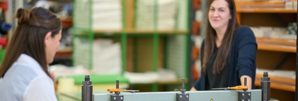 Selay und Özlem stanzen die geschnittenen Stoffe