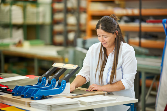 Selay Keskin tackert eine Kollektionslasche.