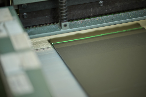 Maschine stanzt den geschnittenen Stoff