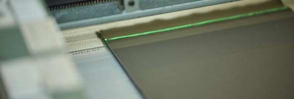 Maschine stanzt den geschnittenen Stoff