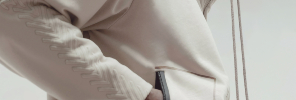 Technisches Gewebe mit Taschen und Verstärkungen als Kapuzenpullover.