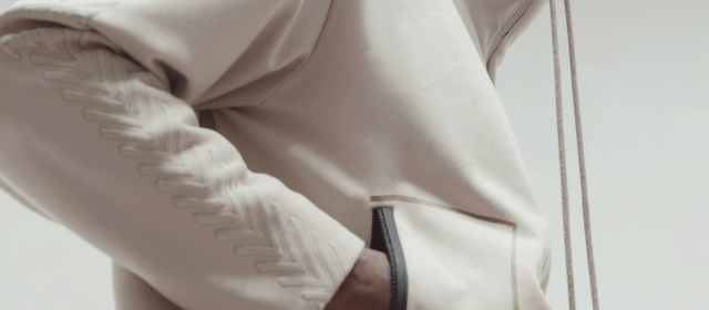 Technisches Gewebe mit Taschen und Verstärkungen als Kapuzenpullover.