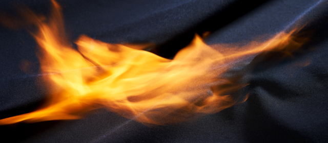 Schwer entflammbares Gewebe findet seine Anwendung bei Schutzbekleidung und wird auch im Innenraum vielfach brandschutzrechtlich vorausgesetzt.