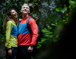 Ein junges Paar, das Outdoor-Aktivitäten in intelligentem Gewebe von Getzner Textil genießt.