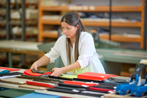 Selay sortiert die gestanzten Laschen