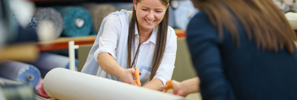 Selay und Özlem schneiden die Kollektionstoffe