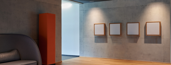 Acunic-Elemente im Raum inszeniert – einmal als freistehender Turm sowie als Holzbilderrahmen.