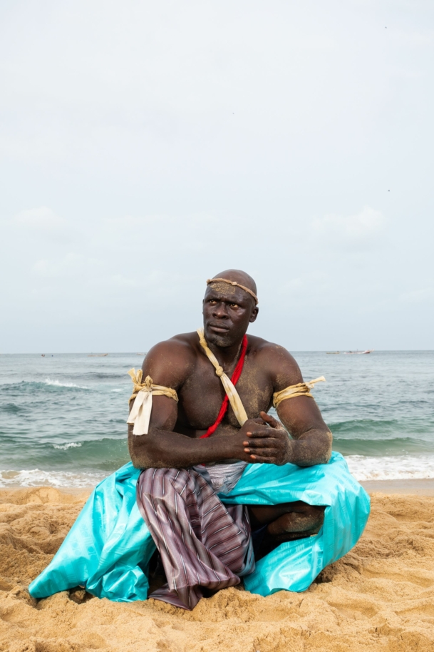 Berühmter La Lutte-Kämpfer posiert am Strand.