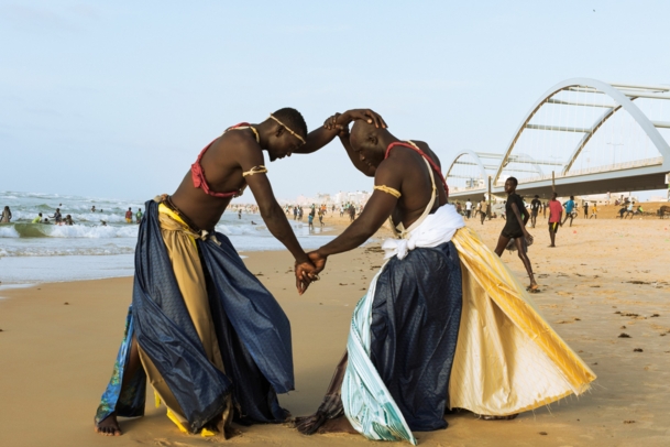 Zwei La Lutte-Sportler am Strand von Dakar tragen Damast von Getzner.