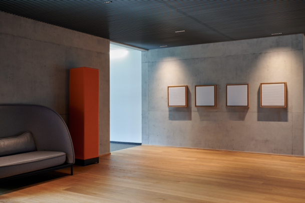 Acunic-Elemente im Raum inszeniert – einmal als freistehender Turm sowie als Holzbilderrahmen.