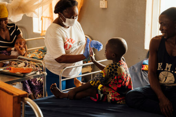"Ärzte ohne Grenzen" und Kind am Spitalsbett in Afrika