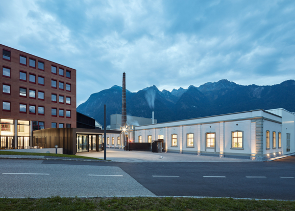 Die Getzner Textil AG in Bludenz am Abend. Hier produziert das Unternehmen Textilien in höchster Qualität für die ganze Welt.