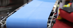 Ein Bild von Zugträgergewebe von Getzner Textil, die in industriellen Anwendungen, insbesondere auf Förderbändern, Verwendung finden.