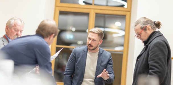 Markus Dannreuther gestikuliert im Gespräch mit Architekten