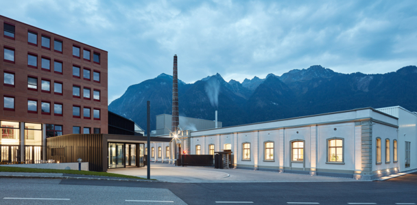 Die Getzner Textil AG in Bludenz am Abend. Hier produziert das Unternehmen Textilien in höchster Qualität für die ganze Welt.